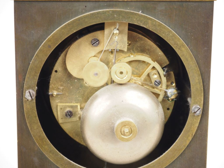 Pendule borne Restauration en bronze patiné et doré, à décor d'amours 