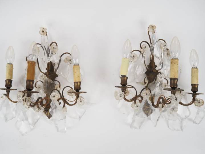 Paire d'appliques à pampilles éclairant à trois lumières.