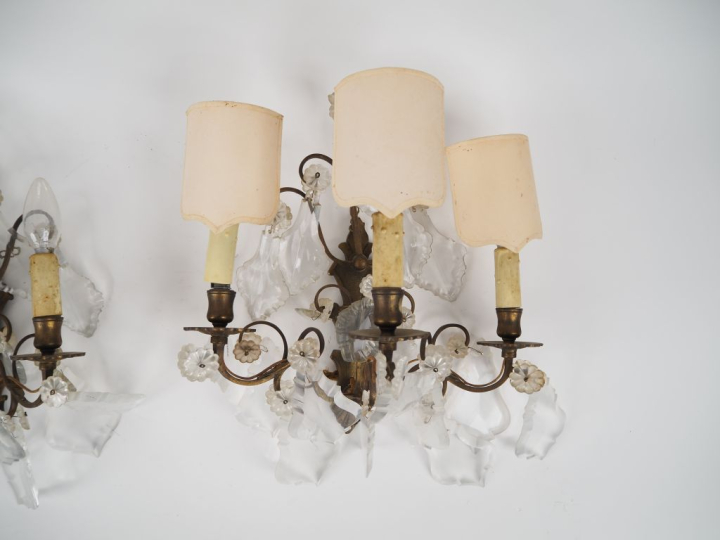 Paire d'appliques à pampilles éclairant à trois lumières.