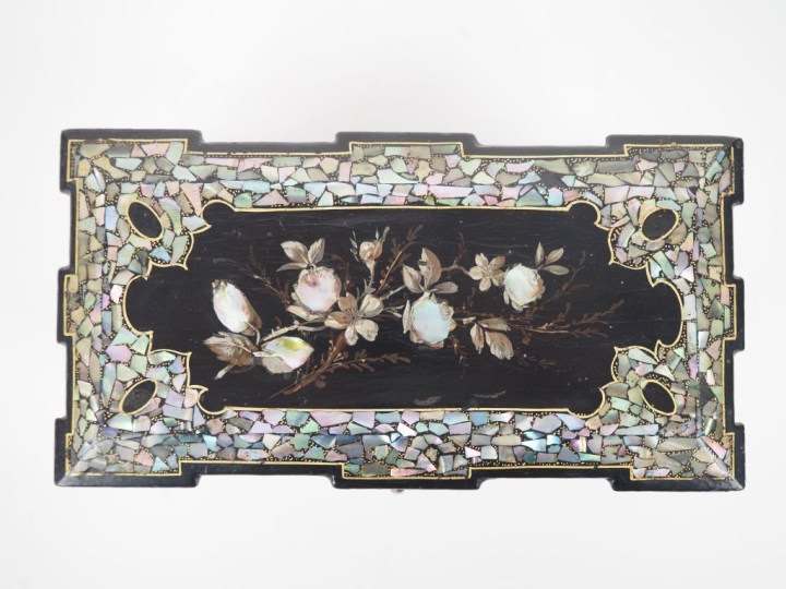 Cave à odeurs Napoléon III en marqueterie de burgot et bois noirci, in