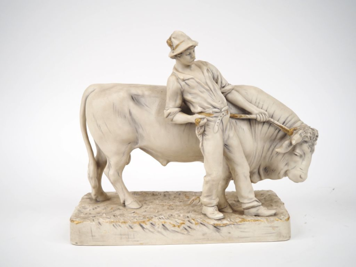 ROYAL DUX.  Groupe en biscuit  "le bouvier et son taureau". Dim. 28,5 