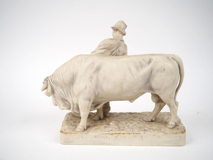 ROYAL DUX.  Groupe en biscuit  "le bouvier et son taureau". Dim. 28,5 
