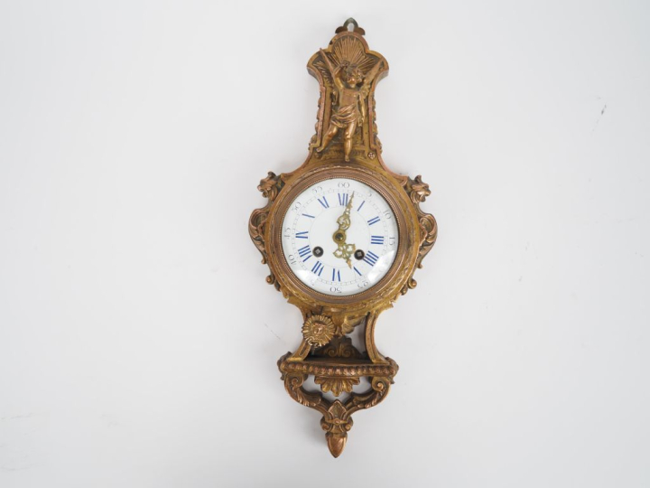 Cartel d'alcove de style Louis XVI en régule doré et cuivré.  H. 42 cm