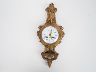 Vente aux enchères Cartel d'alcove de style Louis XVI en régule doré et cuivré.  H. 42 cm