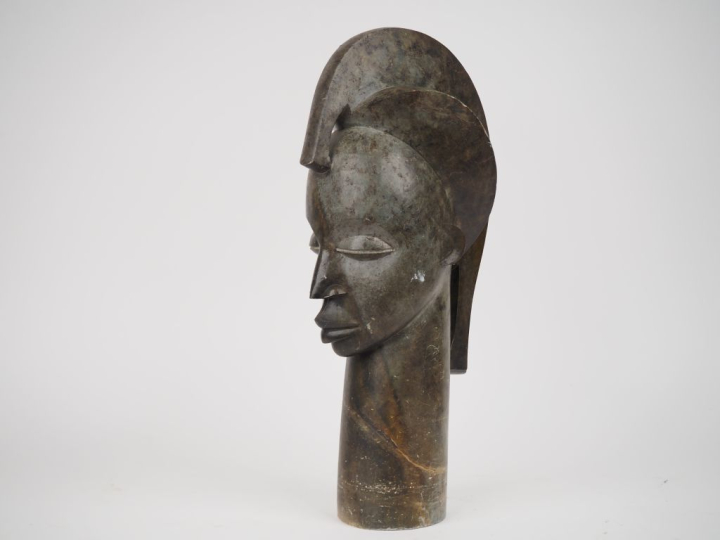 Sculpture africaine en pierre dure.  "portrait de jeune fille" H. 41 c