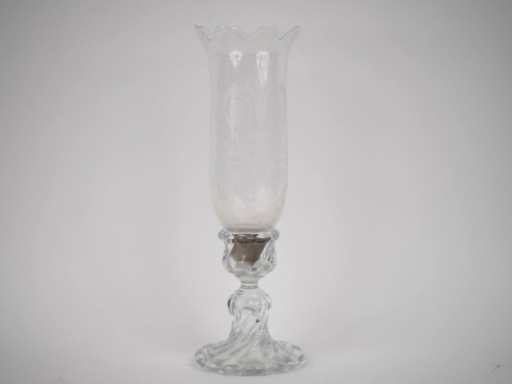 BACCARAT. Photophore en cristal moulé et gravé à décor de côtes torses