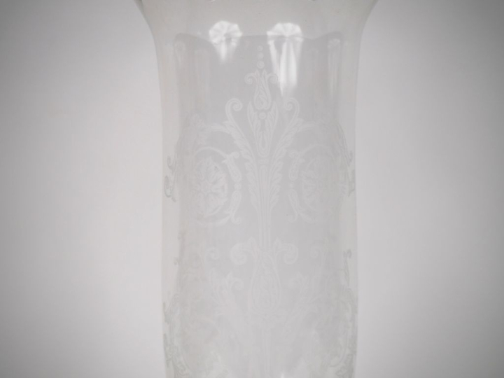 BACCARAT. Photophore en cristal moulé et gravé à décor de côtes torses