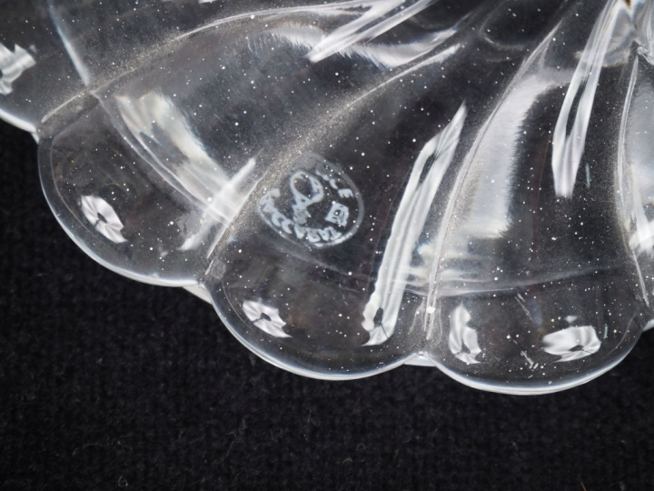 BACCARAT. Photophore en cristal moulé et gravé à décor de côtes torses