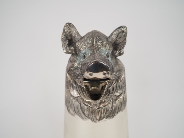 Très amusante verseuse en métal argenté à décor de hure de sanglier.  