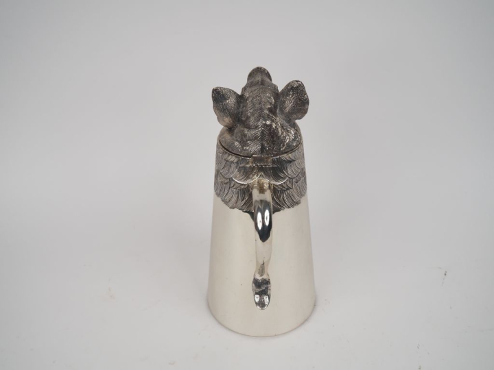 Très amusante verseuse en métal argenté à décor de hure de sanglier.  