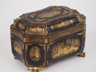 Vente aux enchères Boite à thé Napoléon III en bois laqué noir et doré, à décor de style 