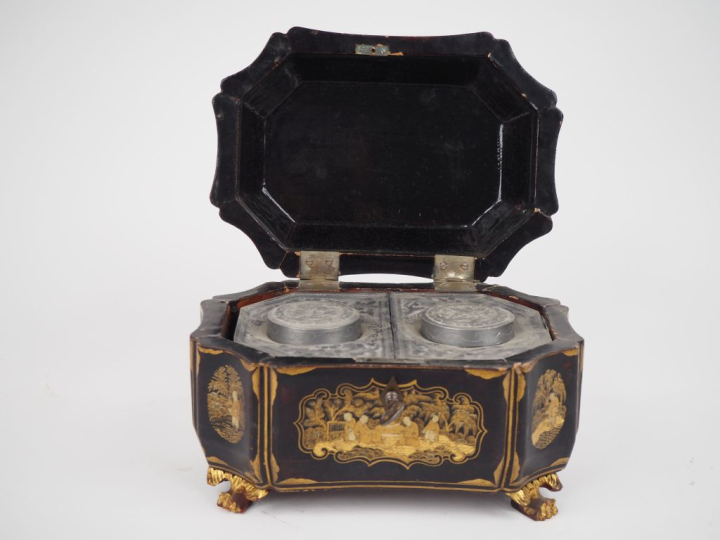 Boite à thé Napoléon III en bois laqué noir et doré, à décor de style 