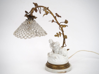 Vente aux enchères Lampe de salon de style Louis XVI en biscuit, métal doré et verroterie