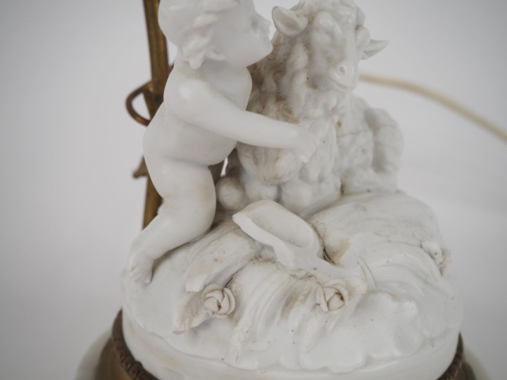 Lampe de salon de style Louis XVI en biscuit, métal doré et verroterie