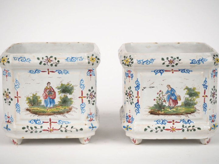 Paire de cache pots 1900 en faience à décor polychrome de jardinier, d
