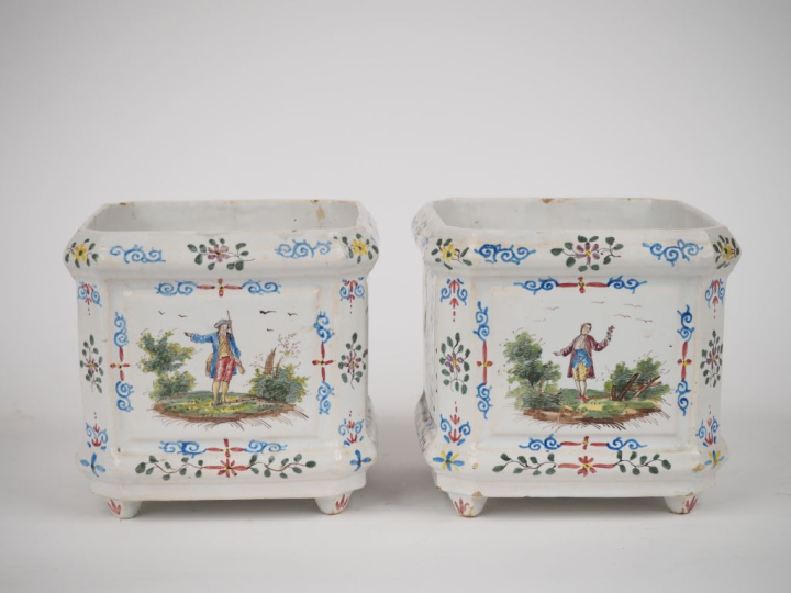 Paire de cache pots 1900 en faience à décor polychrome de jardinier, d