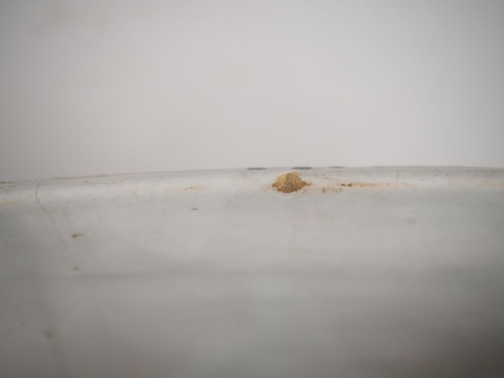 Paire de cache pots 1900 en faience à décor polychrome de jardinier, d