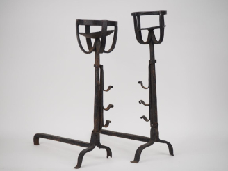 Vente aux enchères Paire de landiers XVIIème en fer forgé.  H. 57 cm