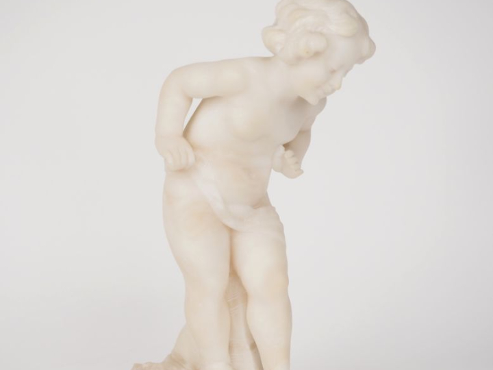 Ecole française vers 1900 "fillette au bain"  Sculpture en albâtre.  H