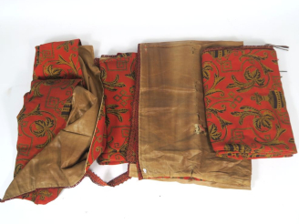 Vente aux enchères 2 paires de rideaux anciens à décor de rinceaux noir et dorés sur fond