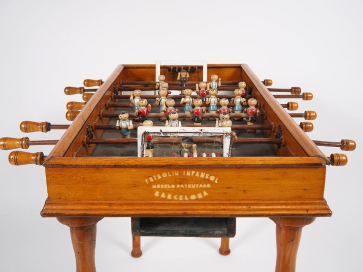 Jeu d'enfant baby foot milieu du XXème.  Fabrication catalane. Dim. 67