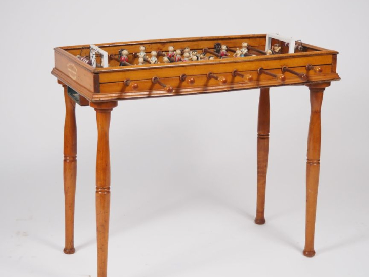 Jeu d'enfant baby foot milieu du XXème.  Fabrication catalane. Dim. 67