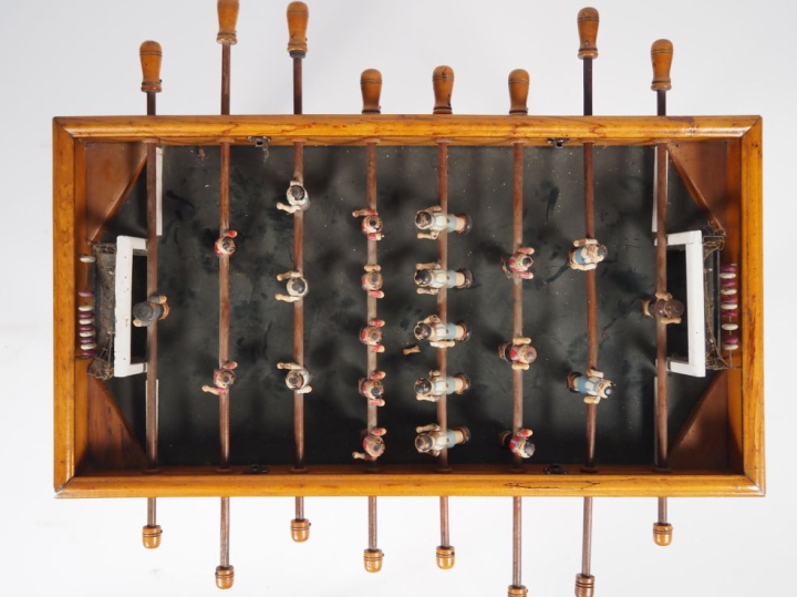 Jeu d'enfant baby foot milieu du XXème.  Fabrication catalane. Dim. 67