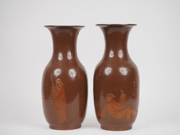 Chine vers 1920. Paire de vases en Yixing à décor de personnages et de