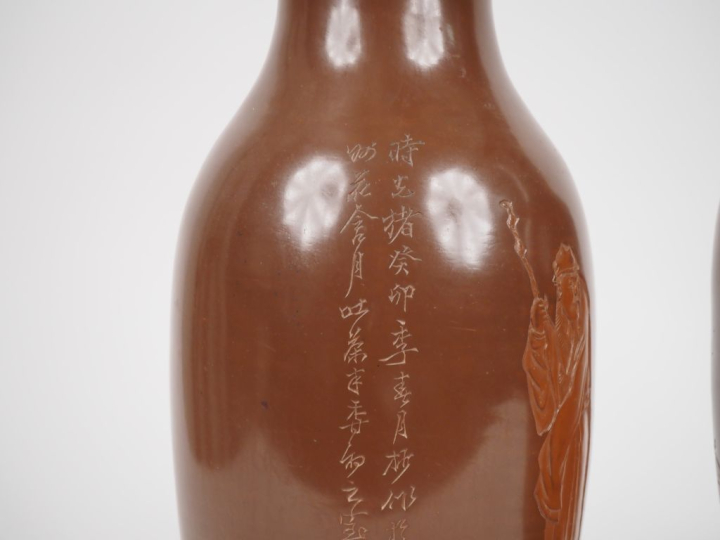 Chine vers 1920. Paire de vases en Yixing à décor de personnages et de