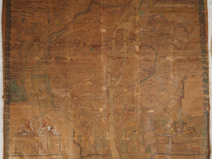 Plan de Paris XVIIIème rehaussé.  Dim. 133 x 139 cm  (mauvais état)
