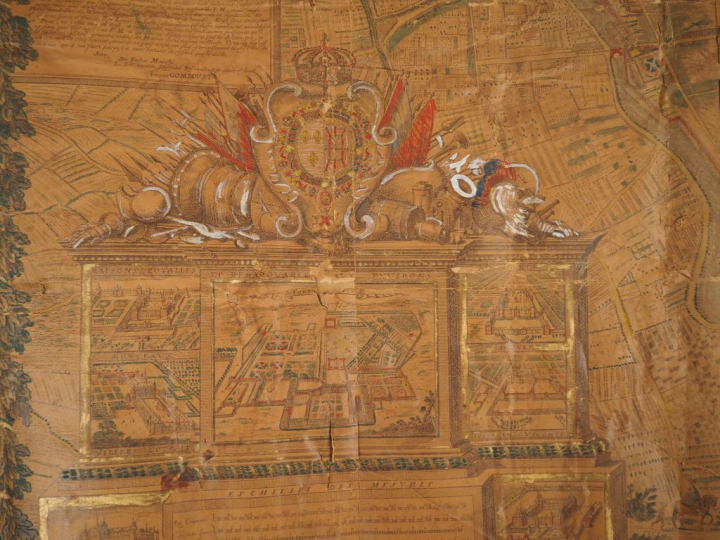 Plan de Paris XVIIIème rehaussé.  Dim. 133 x 139 cm  (mauvais état)