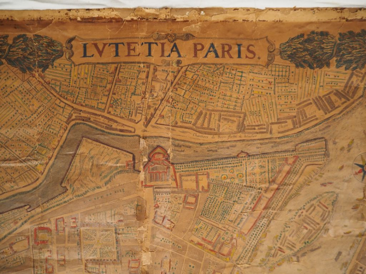 Plan de Paris XVIIIème rehaussé.  Dim. 133 x 139 cm  (mauvais état)