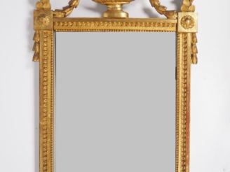 Vente aux enchères Glace Louis XVI en bois et stuc doré à décor de perles, de rais de cœu