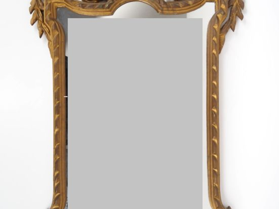 Miroir de style Louis XVI en bois et stuc doré, à décor de feuillage. 