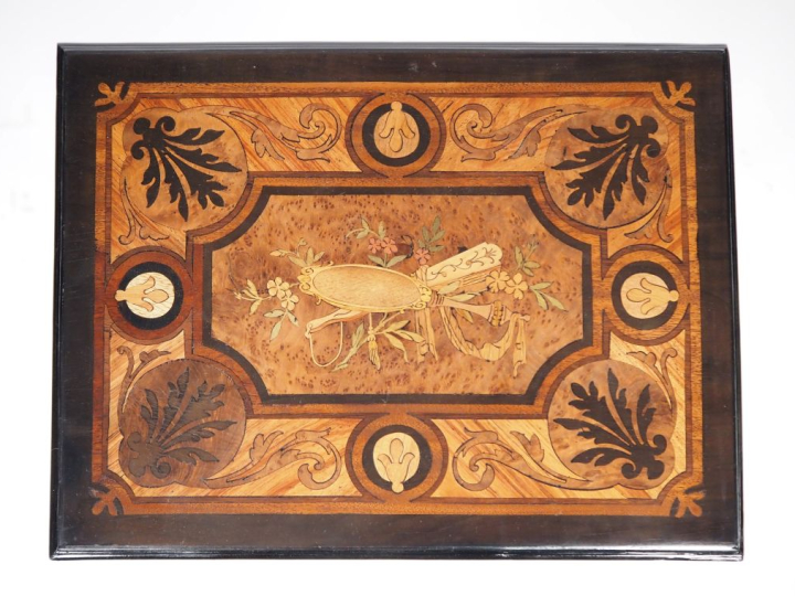 Travailleuse Napoléon III en marqueterie à décor de trophés et de rinc