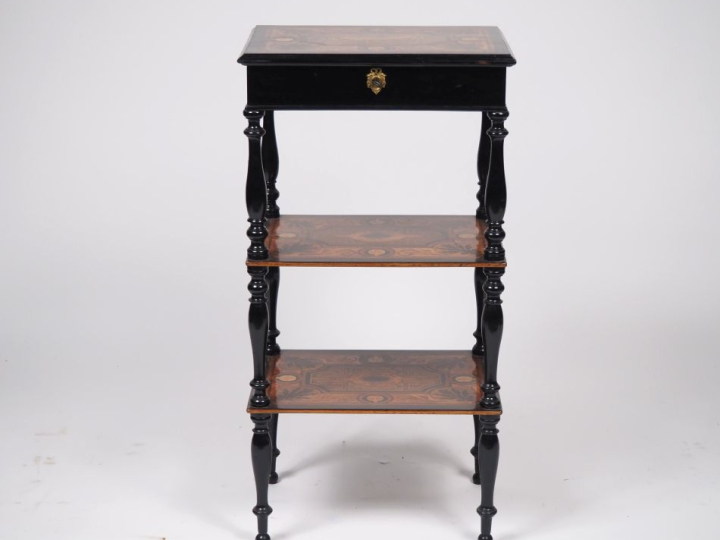 Travailleuse Napoléon III en marqueterie à décor de trophés et de rinc