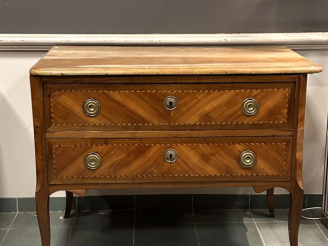 Vente aux enchères Commode Transition en marqueterie, ouvrant à deux tiroirs, dessus marb