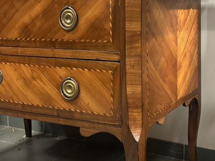 Commode Transition en marqueterie, ouvrant à deux tiroirs, dessus marb