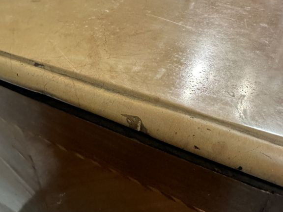 Commode Transition en marqueterie, ouvrant à deux tiroirs, dessus marb