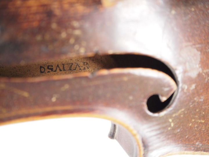 Violon	 portant la marque au fer "D SALZAR" vers 1880 	4/4 	(talon cas
