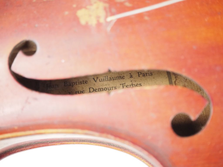 Violon 	portant l'etiquette "Jean Baptiste Vuillaume"	 4/4 	(cassure à