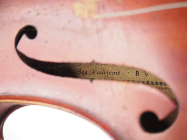 Violon 	portant l'etiquette "Jean Baptiste Vuillaume"	 4/4 	(cassure à