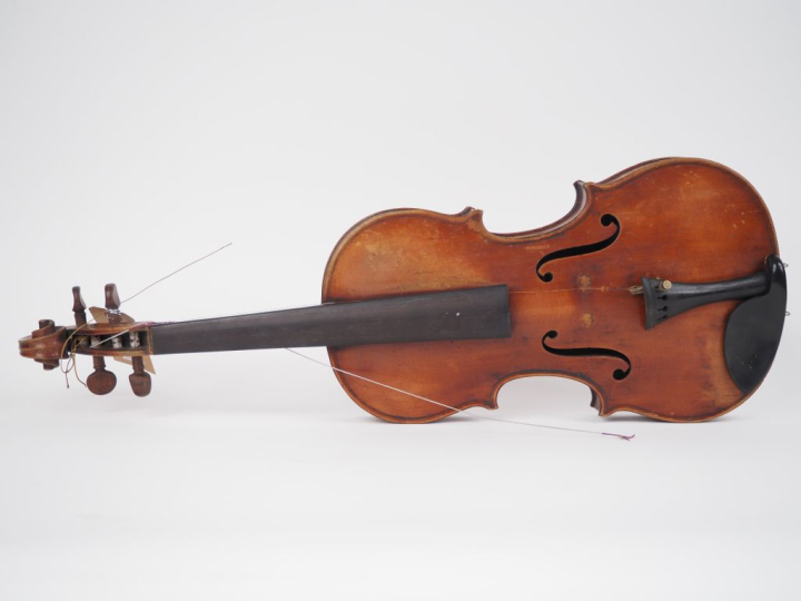 Violon 	fait à Mirecourt vers 1890 portant l'etiquette "FINOLLI"	 4/4 