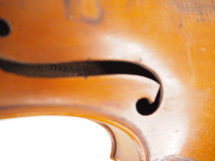 Violon portant la marque au fer "Thouvenel"  	4/4 	(cassure à la tete 