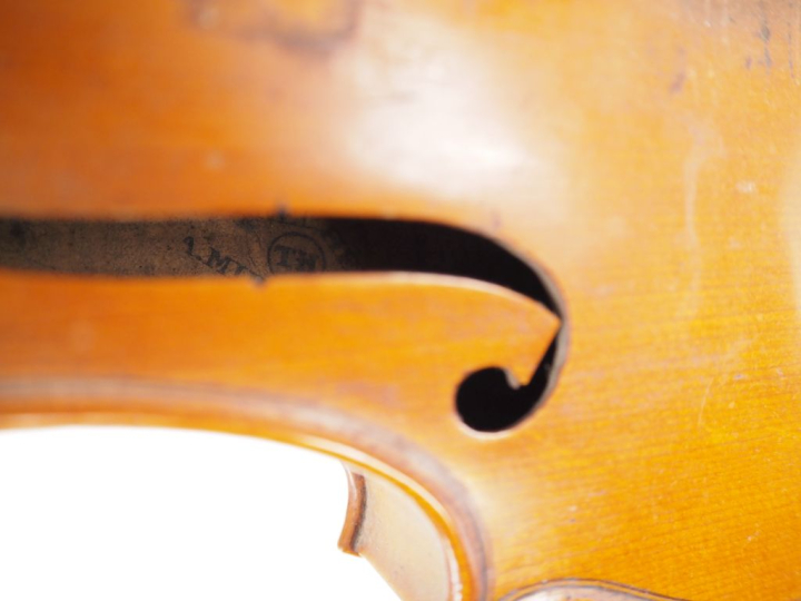 Violon portant la marque au fer "Thouvenel"  	4/4 	(cassure à la tete 