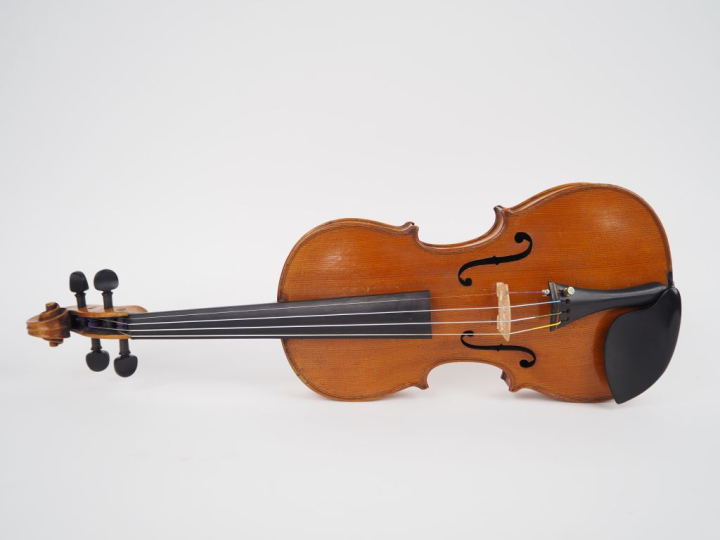 Violon	 des Pays de l'est portant l'etiquette "Stainer"	 4/4 	(prêt à 