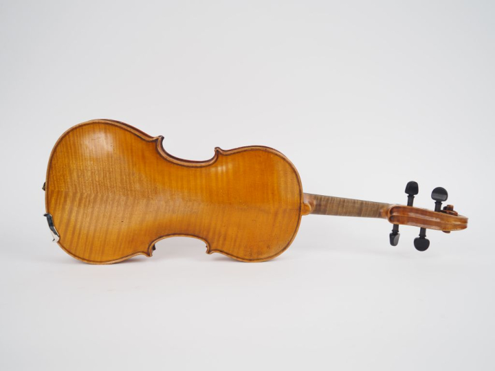 Violon	 des Pays de l'est portant l'etiquette "Stainer"	 4/4 	(prêt à 