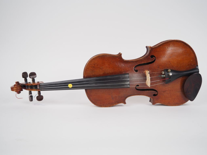 Violon 	Allemand fait vers 1890 	4/4 	(cassure d'âme sur la table)  Ex