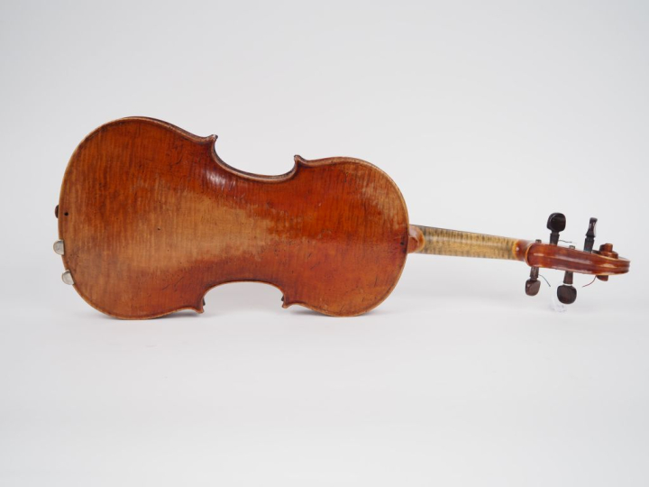 Violon 	Allemand fait vers 1890 	4/4 	(cassure d'âme sur la table)  Ex