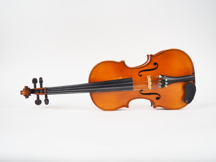 Violon 	fait à Mirecourt vers 1930	 4/4 	(bon état)  Expert : Atelier 